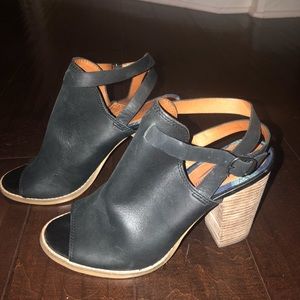 NEVER WORN Lucky Brand Peep Toe Booties - Black